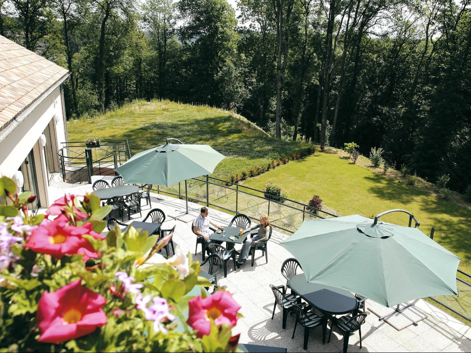 Logis Hotel - Restaurant Le Tulipier Vienne-le-Château Buitenkant foto