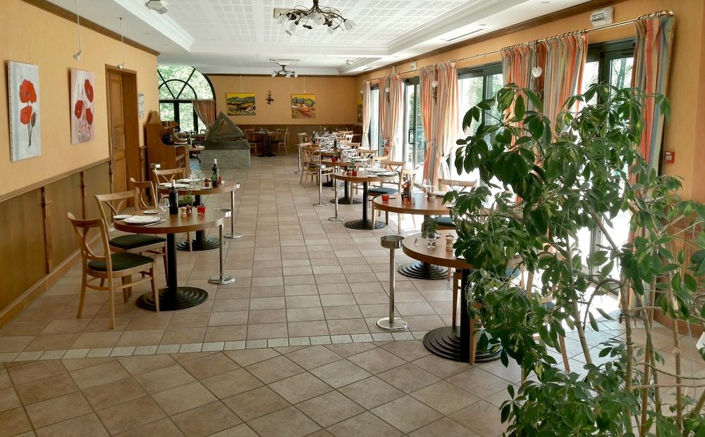 Logis Hotel - Restaurant Le Tulipier Vienne-le-Château Buitenkant foto